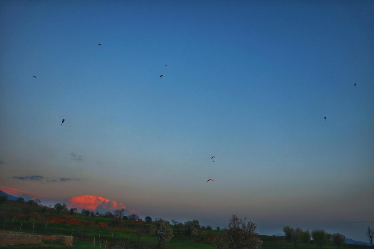 Raahi Stay, Landing Site Bir - Stay & Cafe Bagian luar foto